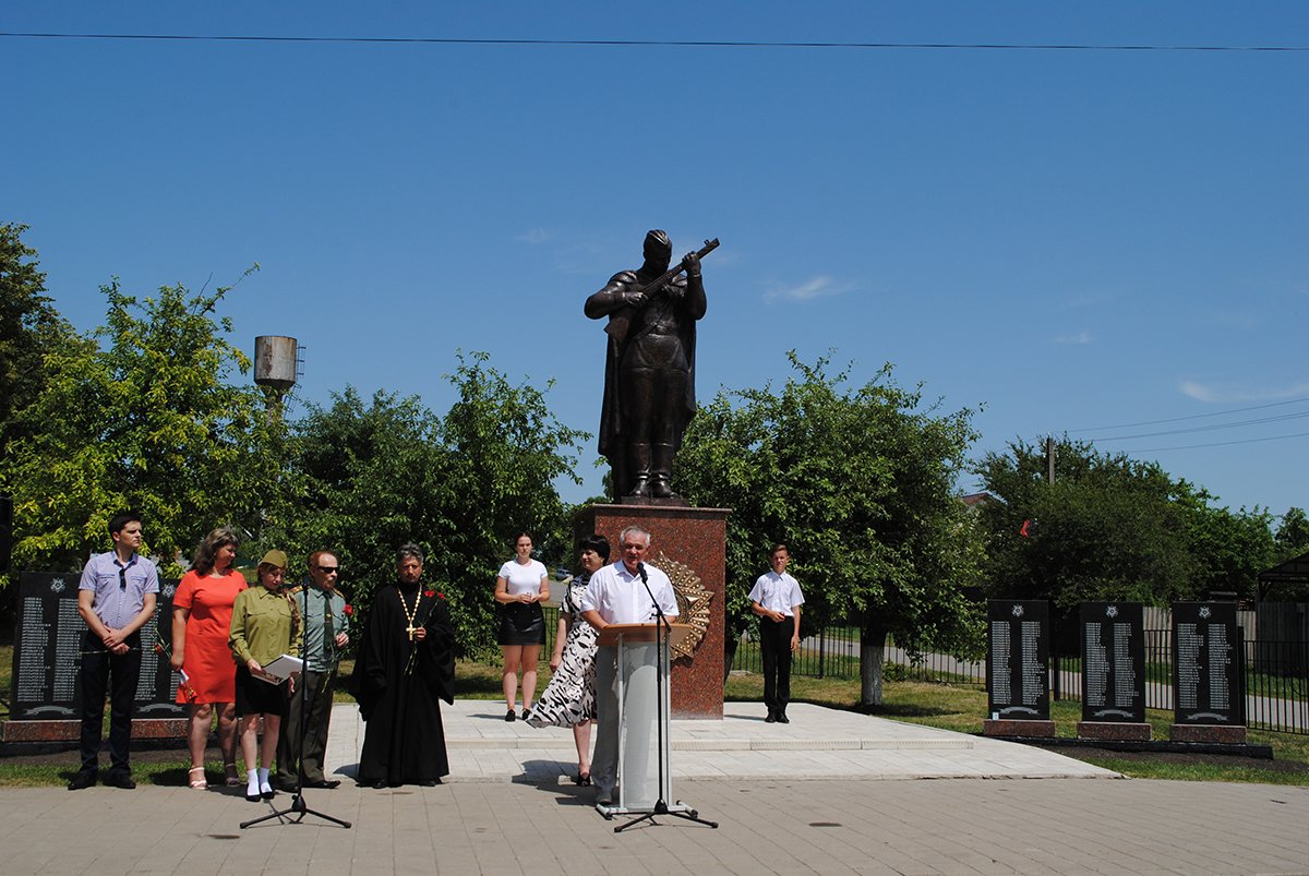 Поколением сохранившим. Фото на памятник. Памятники фашистам. Памятник 29. Памятник на два человека.