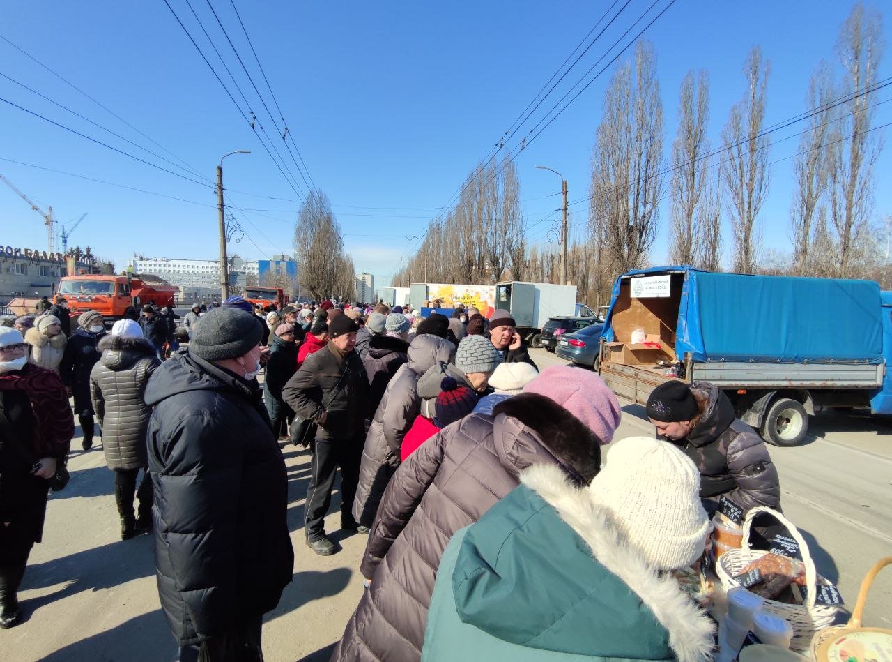 Ярмарка в белгороде 4 ноября. Ярмарка продовольственная Белгород. Очередь за сахаром. Ярмарка в Белгороде 19 марта. Очередь за едой Саратов.