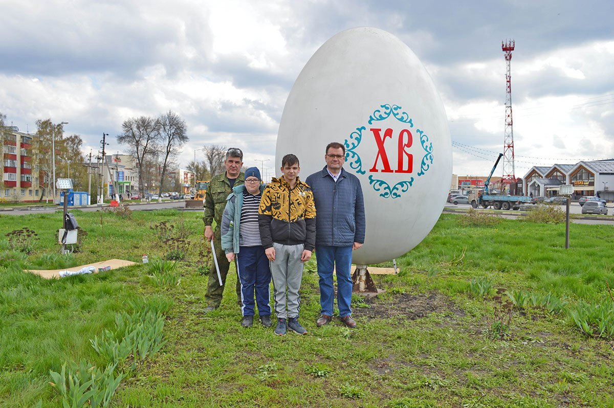 Яйца в белгороде. Яйцо в Белгороде. ООО Разуменское Белгород. Разрисованные дома в Белгороде. В преддверии Пасхи картинки.