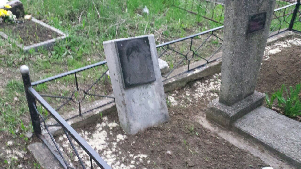 Сделала фото на кладбище и обнаружила. Кладбище Ячнево Белгород. Скульптуры на кладбище. Ряд памятников на кладбище. Ячнево кладбище вандалы.