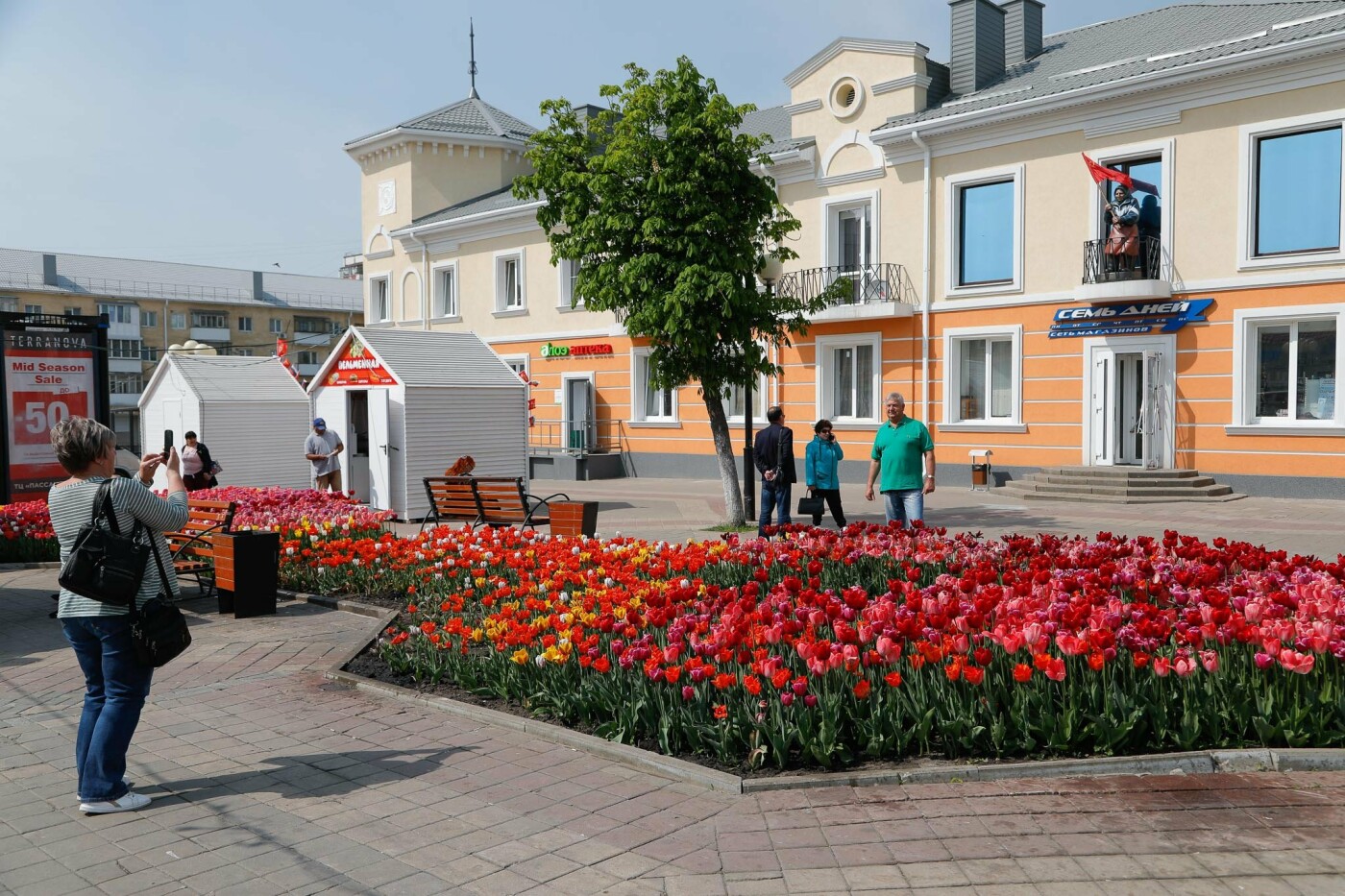 Скульптура бабушки со знаменем в Белгороде