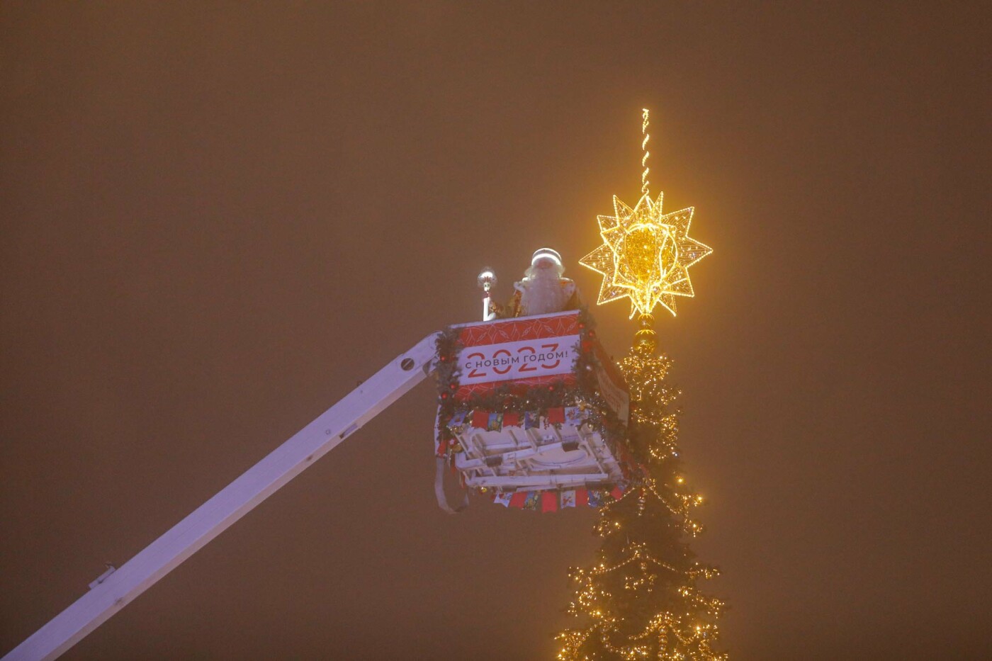 Дед Мороз зажигает огни белгородской ёлки