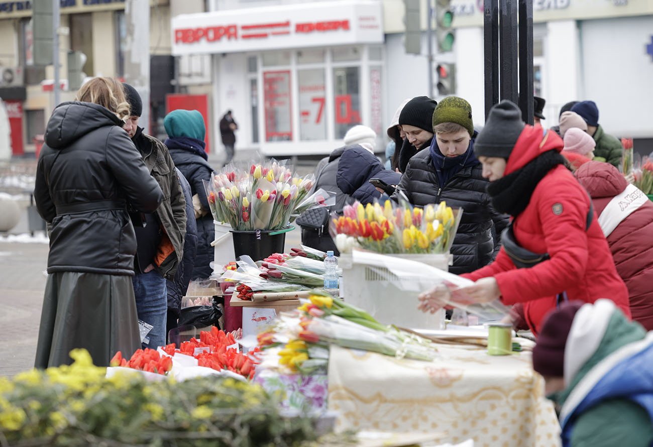 8 марта. Цветочный развал в Белгороде