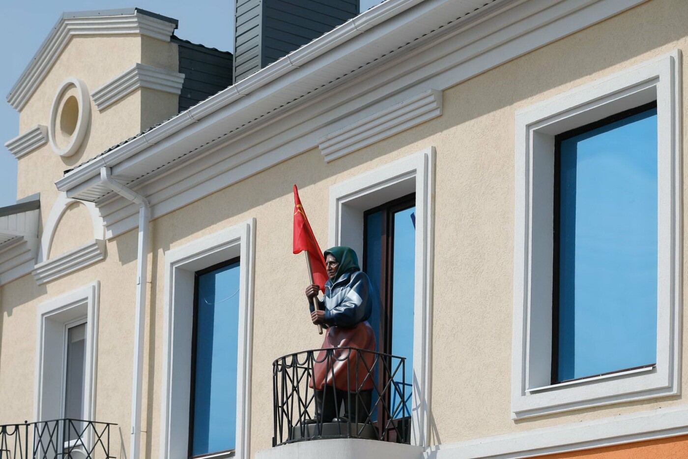 8 мая. Скульптура бабушки с советским знаменем в Белгороде