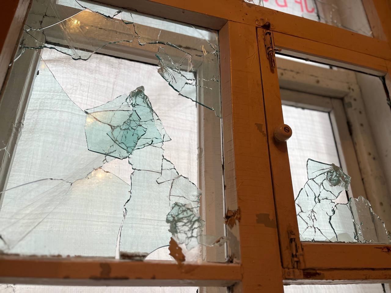Белгород сирена телеграмм. Фото закрытого окна. С закрытыми окнами. Закрытое разбитое окно. Посекло осколками фото.