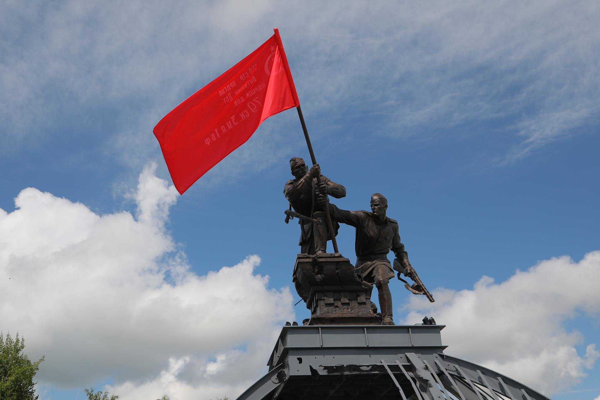 Красное знамя над рейхстагом водрузили фото