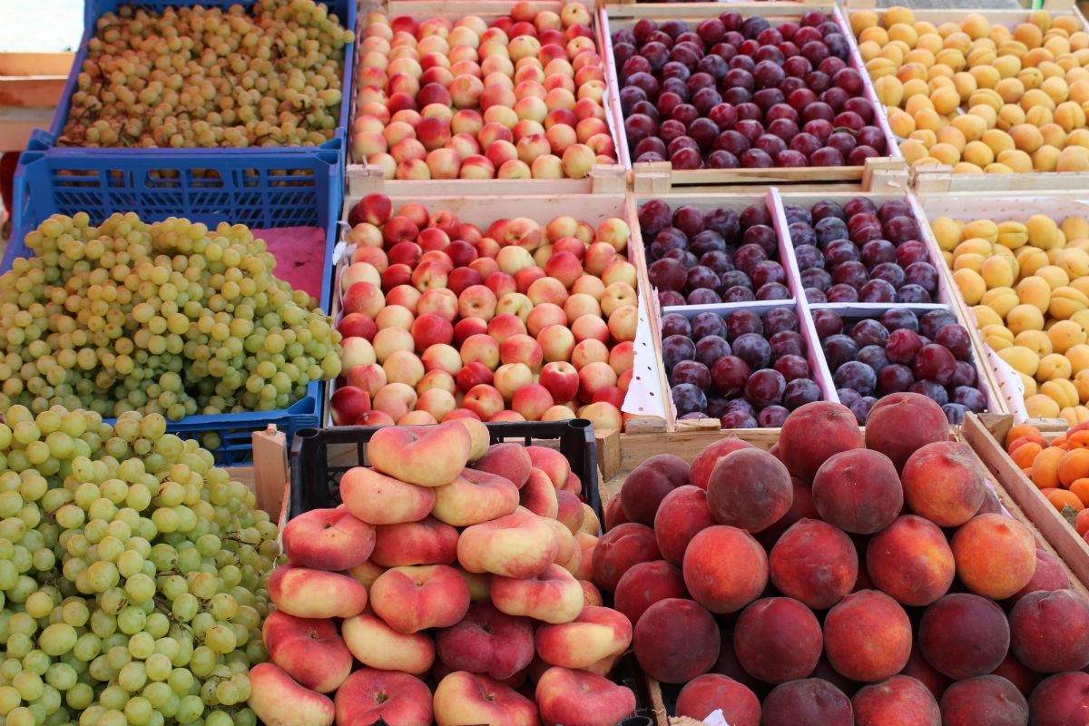 Купить фруктовые недорого. Фрукты на рынке. Фруктовый рынок. Оптовый рынок овощей и фруктов. Овощи и фрукты на рынке.