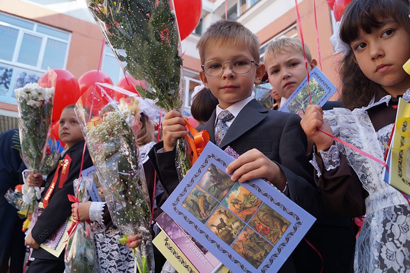 День знаний в Белгороде: В 45-ю школу пришли учиться 147 первоклассников и появился класс с буквой «Е» (фото) - фото 7