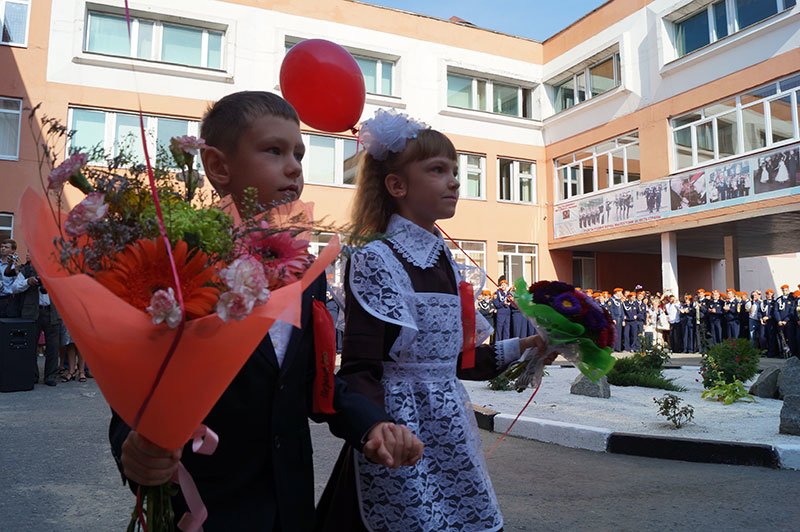 День знаний в Белгороде: В 45-ю школу пришли учиться 147 первоклассников и появился класс с буквой «Е» (фото) - фото 5
