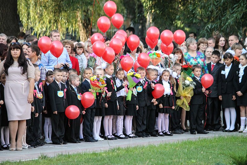День знаний в Белгороде: В 45-ю школу пришли учиться 147 первоклассников и появился класс с буквой «Е» (фото) - фото 9