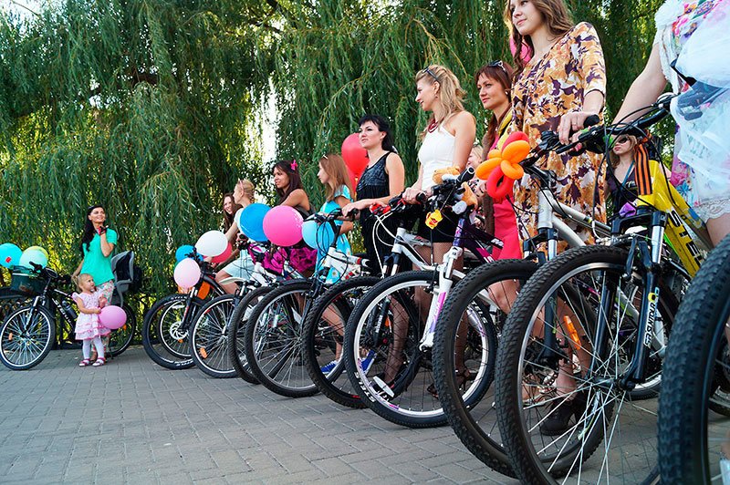 По Белгороду на велосипедах проехались девушки в платьях и туфлях на каблуках (фото) - фото 2