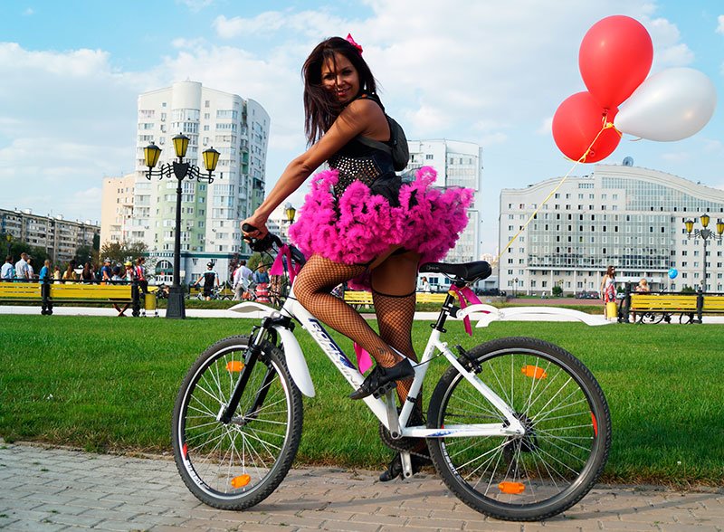По Белгороду на велосипедах проехались девушки в платьях и туфлях на каблуках (фото) - фото 4