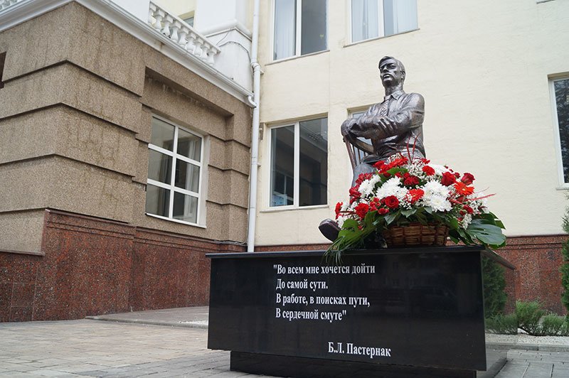 В Белгороде появился памятник Борису Пастернаку (фото) - фото 1
