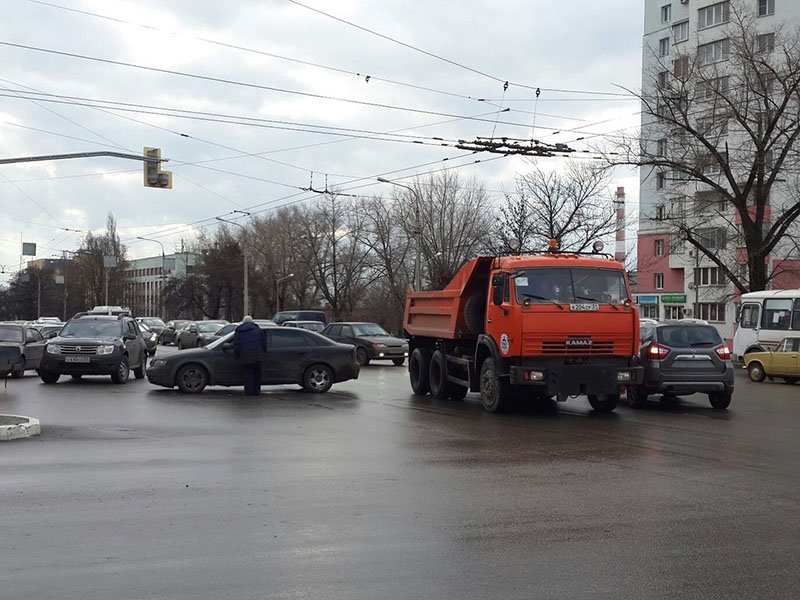В Белгороде на улице Мичурина произошло сразу два ДТП, создавших заторы (фото) - фото 1