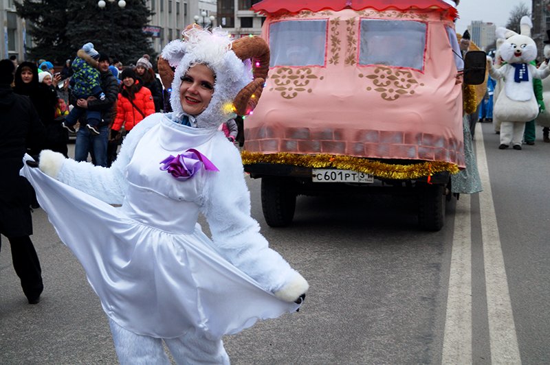В Белгороде на новогоднем параде Дед Мороз прокатил солдат на военном грузовике (фото) - фото 1