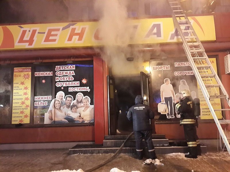 В Белгороде на Народном бульваре сгорел магазин «Ценопад» (фото) - фото 1