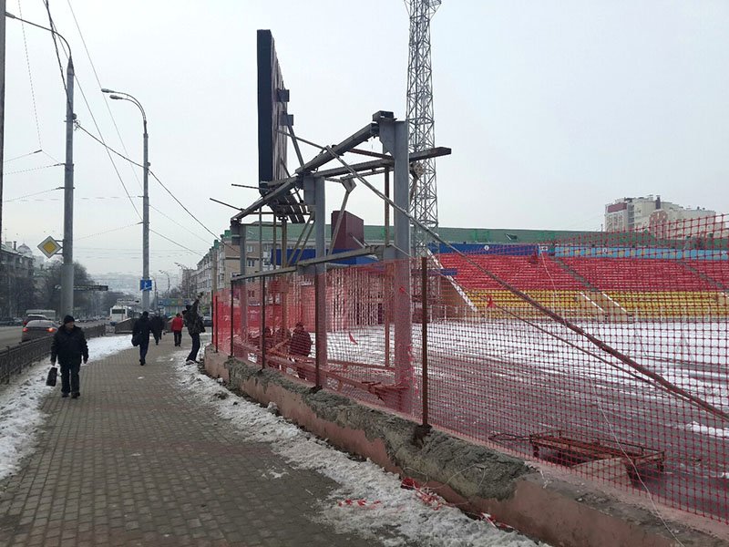 Владелец рекламных конструкций стадиона «Салют» демонтировал их вместе с забором (фото) - фото 1