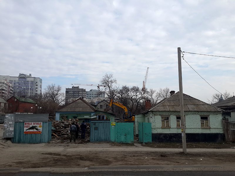 В Белгороде начали рушить первые строения на участке под снос по улице Победы (фото) - фото 1