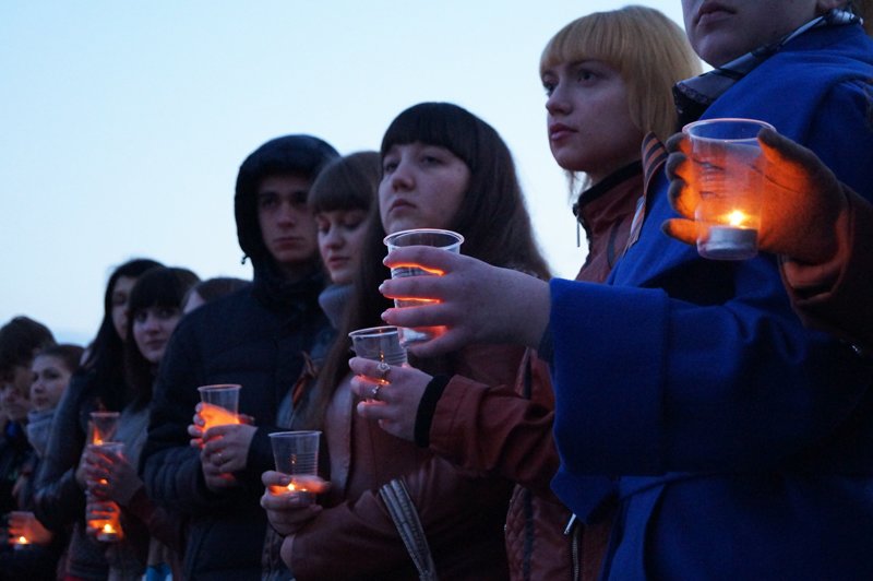 Белгородцы зажгли 1418 свечей в виде надписи «Победа! 70 лет» (фото) - фото 2