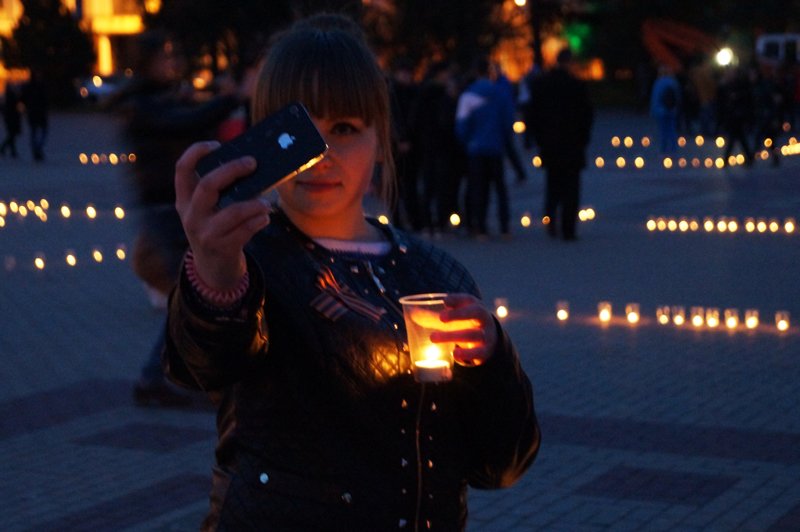 Белгородцы зажгли 1418 свечей в виде надписи «Победа! 70 лет» (фото) - фото 7