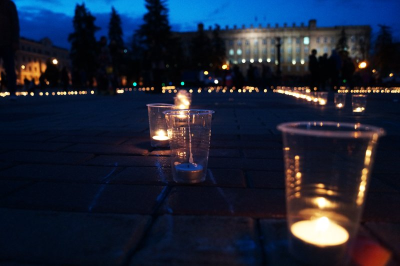 Белгородцы зажгли 1418 свечей в виде надписи «Победа! 70 лет» (фото) - фото 8