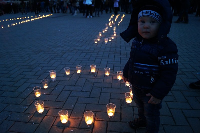 Белгородцы зажгли 1418 свечей в виде надписи «Победа! 70 лет» (фото) - фото 5