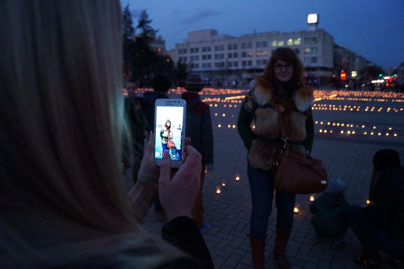 Белгородцы зажгли 1418 свечей в виде надписи «Победа! 70 лет» (фото) - фото 6