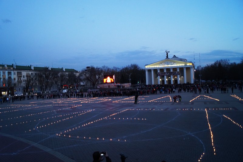 Белгородцы зажгли 1418 свечей в виде надписи «Победа! 70 лет» (фото) - фото 3