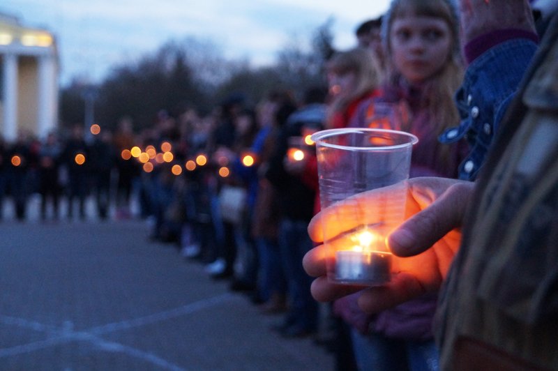 Белгородцы зажгли 1418 свечей в виде надписи «Победа! 70 лет» (фото) - фото 1