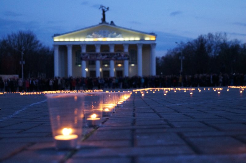 Белгородцы зажгли 1418 свечей в виде надписи «Победа! 70 лет» (фото) - фото 4