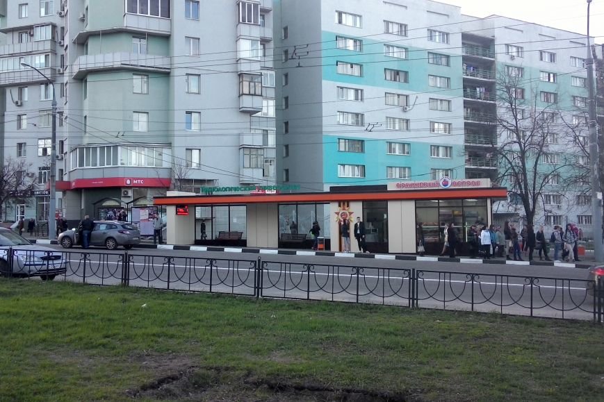 В Белгороде на остановках появились первые табло обратного отсчёта времени до прибытия ближайшего автобуса (фото) - фото 1