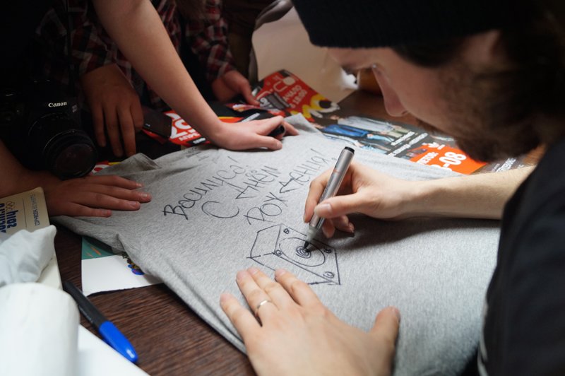 Noize MC перед концертом в Белгороде провёл автограф-сессию (фото) - фото 2