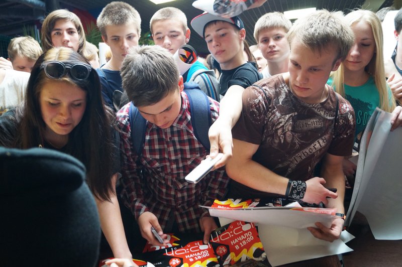 Noize MC перед концертом в Белгороде провёл автограф-сессию (фото) - фото 5