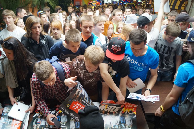 Noize MC перед концертом в Белгороде провёл автограф-сессию (фото) - фото 3