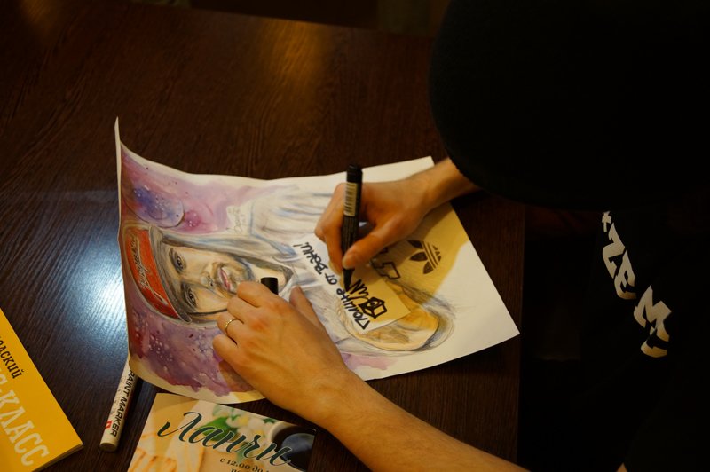Noize MC перед концертом в Белгороде провёл автограф-сессию (фото) - фото 4