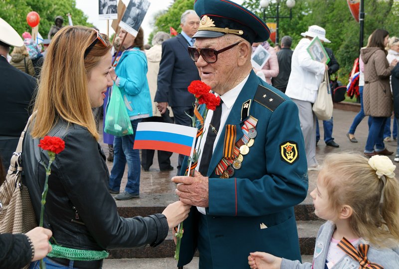 Парад Победы в Белгороде собрал тысячи горожан (фото) - фото 1