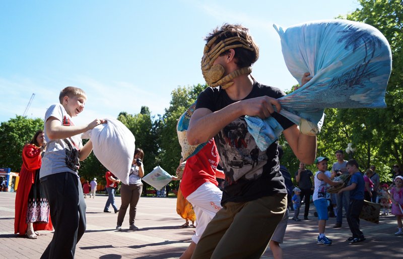 Участники фестиваля уличных искусств «Белая маска» подрались подушками (фото) - фото 1