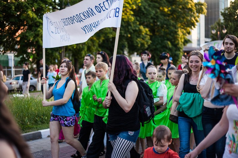 Фестиваль уличных искусств «Белая маска» на один день превратил Белгород в карнавал (фото) - фото 1