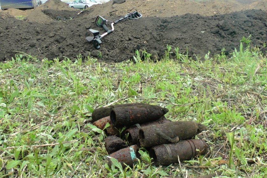 В Белгороде строители обнаружили фрагменты танка Т-34 и артиллерийские снаряды (фото) - фото 1