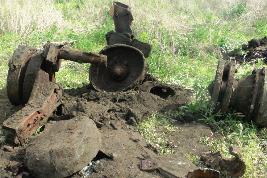 В Белгороде строители обнаружили фрагменты танка Т-34 и артиллерийские снаряды (фото) - фото 1