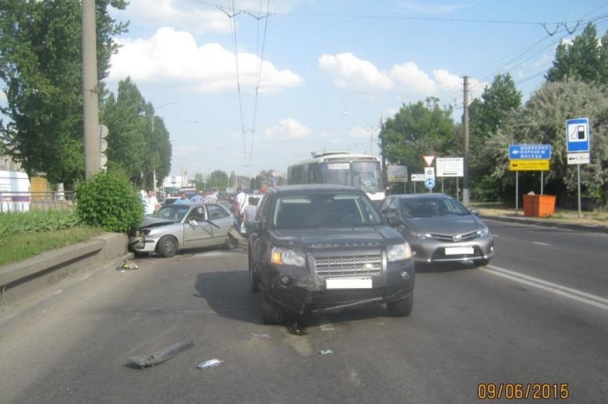 В Белгороде водитель легковушки проехав на красный свет, спровоцировал ДТП с мотоциклом (фото) - фото 2
