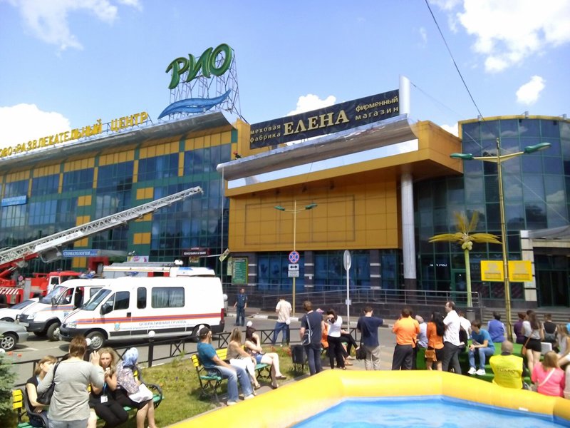 Спасатели эвакуировали белгородцев из торгового центра «Рио» (фото) - фото 1