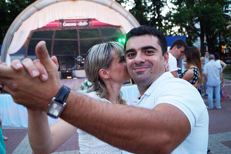 Белгородцы в День семьи, любви и верности массово поженились в парке Победы (фото) - фото 1