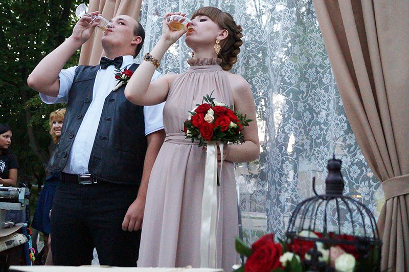 Белгородцы в День семьи, любви и верности массово поженились в парке Победы (фото) - фото 1