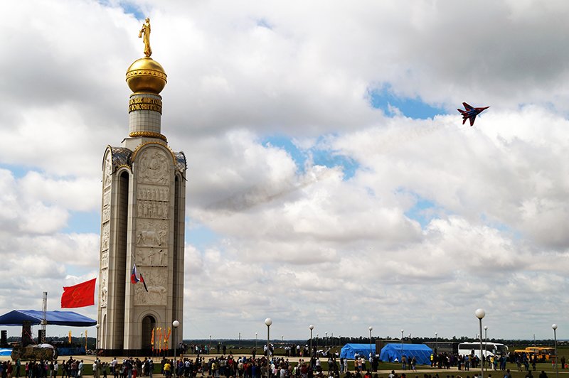 Пилотажная группа «Стрижи» взлетела в небо над прохоровкой в честь годовщины танкогового сражения (фото) - фото 1