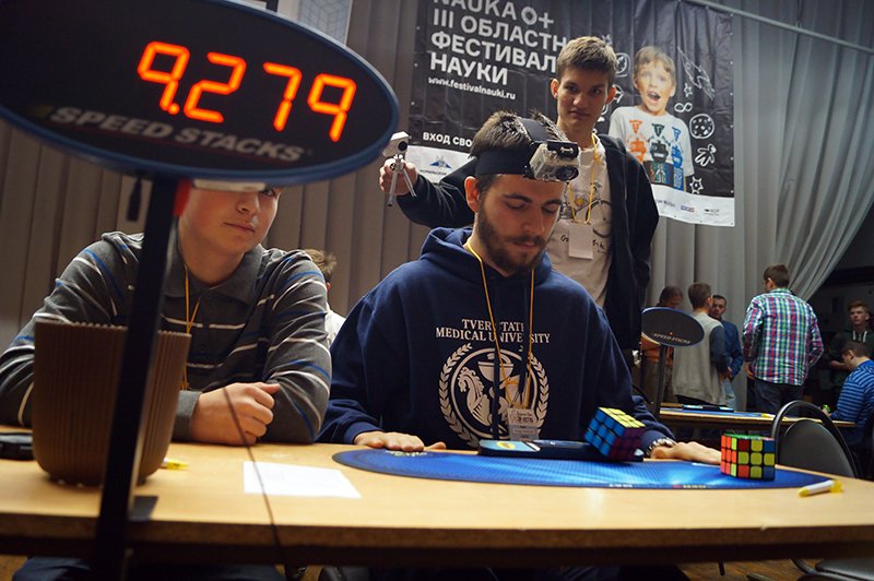 В Белгороде на чемпионате по спидкубингу собрали кубик Рубика за восемь с лишним секунд (фото) - фото 2