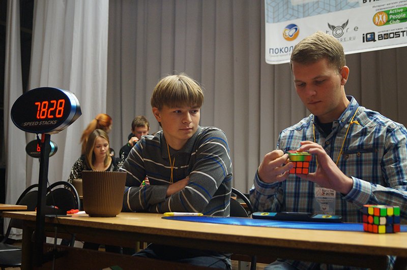 В Белгороде на чемпионате по спидкубингу собрали кубик Рубика за восемь с лишним секунд (фото) - фото 1