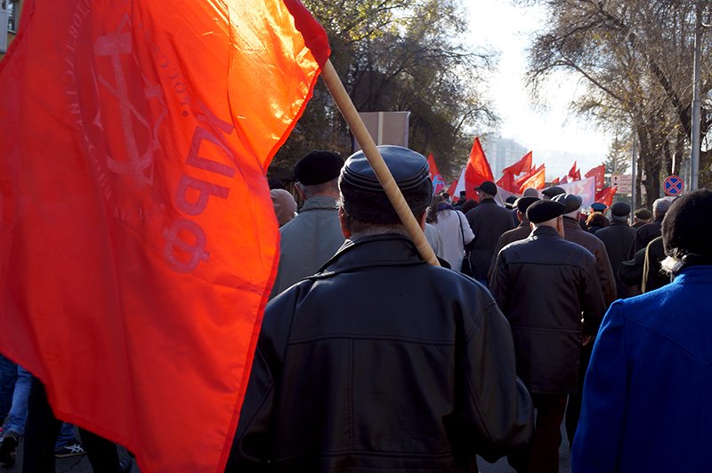 Белгородские коммунисты провели шествие и митинг в честь годовщины Октябрьской революции (фото) - фото 1