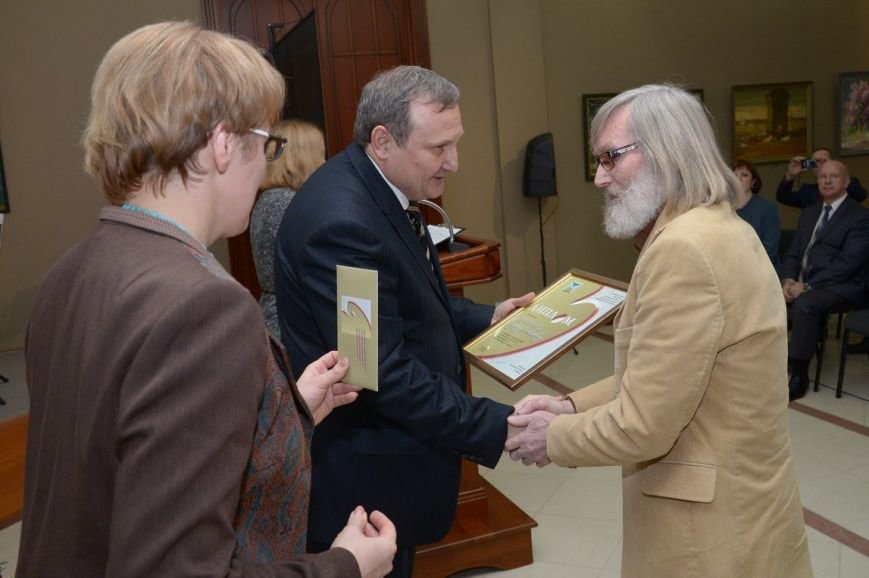 В Белгороде вручили ежегодную губернаторскую премию в области изобразительного искусства (фото) - фото 1
