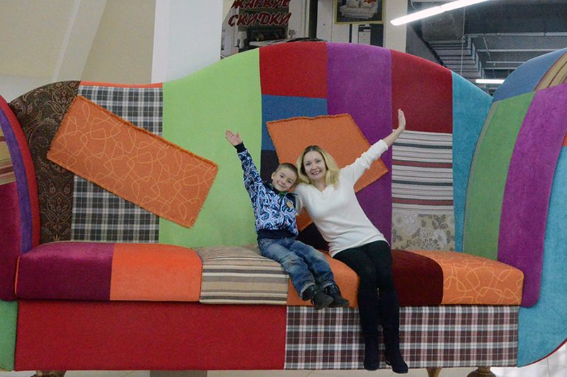 Белгородцам предлагают загадать желание под ёлочкой на уникальном диване-великане (фото) - фото 1